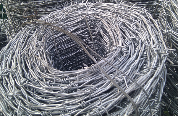 2.5mm double stranded barbed wire hot dipped galvanized for airport security fencing