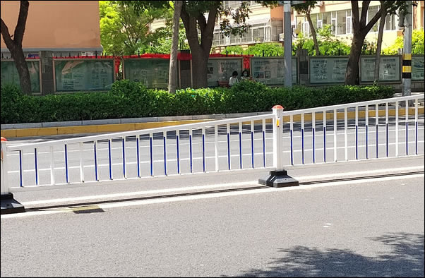 PVC coated galvanised tube fencing for road safety