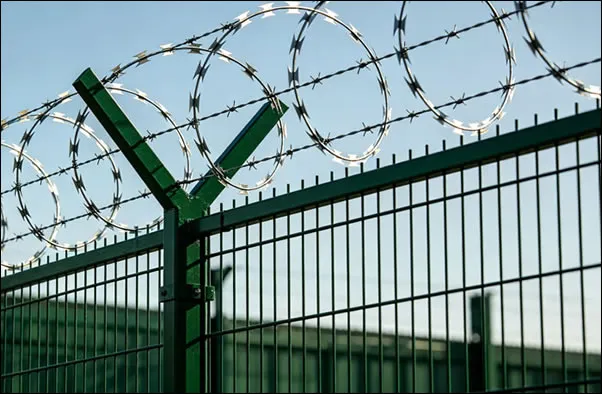 Green pvc coated welded wire mesh fencing system with razor blade and barbed wire top
